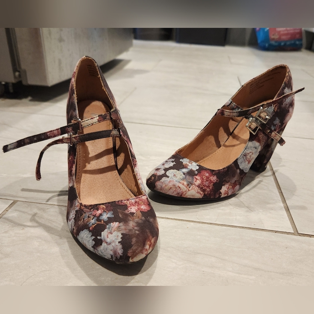 Report Floral Mary Jane Block Heels in Multicolor